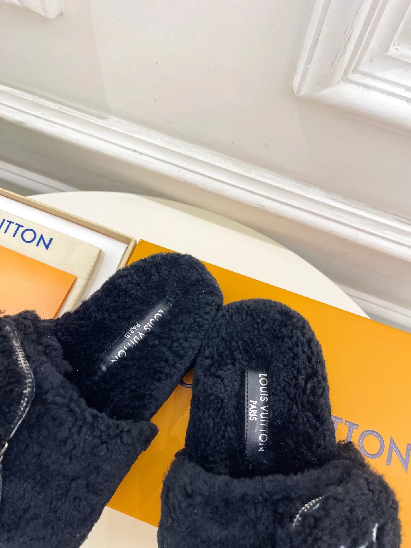 👟👟Ex-factory price 480👟👟 | Louis Vuitton 25𝐬𝐬 🧡💚2025 spring and summer new style top version⚠️ The counter features the latest LV wallet fur slippers, new hard goods🆕 ❥BS purchasing level! Full of high-end feel! A popular model among bloggers at home and abroad, it’s retro and fashionable and looks amazing on your feet! Mainly recommended model on the official website★ ━━━━━ ЅᏇєєt ━━━━━ ▪️Upper: Original custom-made wool ▪️Lining: imported goat hair lining ▪️Outsole: Original custom-made non-slip outsole ▪️Heel height: flat ▪️Shoe size: 35-39 (40.41.42 customization is not returnable)